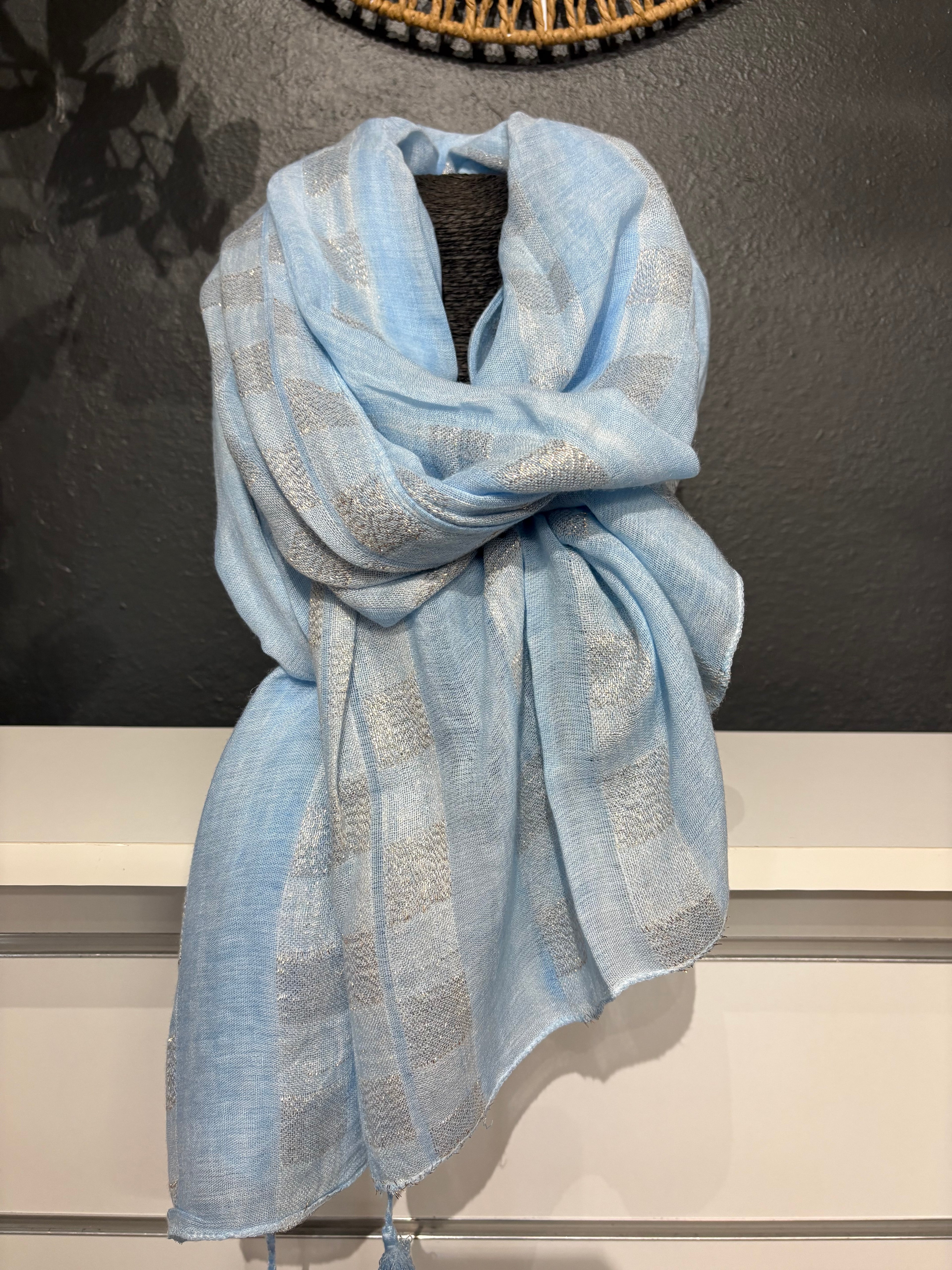 Foulard bleu ciel à motifs carrés argentés